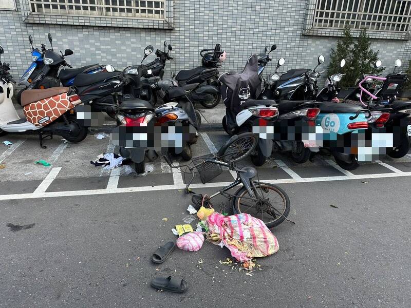 W女的單車被撞後遺留在現場。（記者王冠仁翻攝）