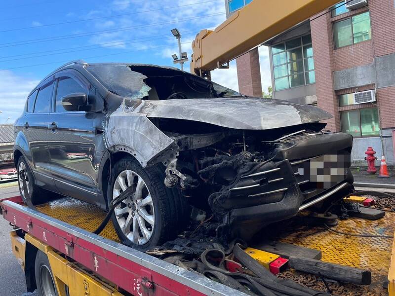 火勢熄滅後，車子被載離現場。（圖由國9隊提供）