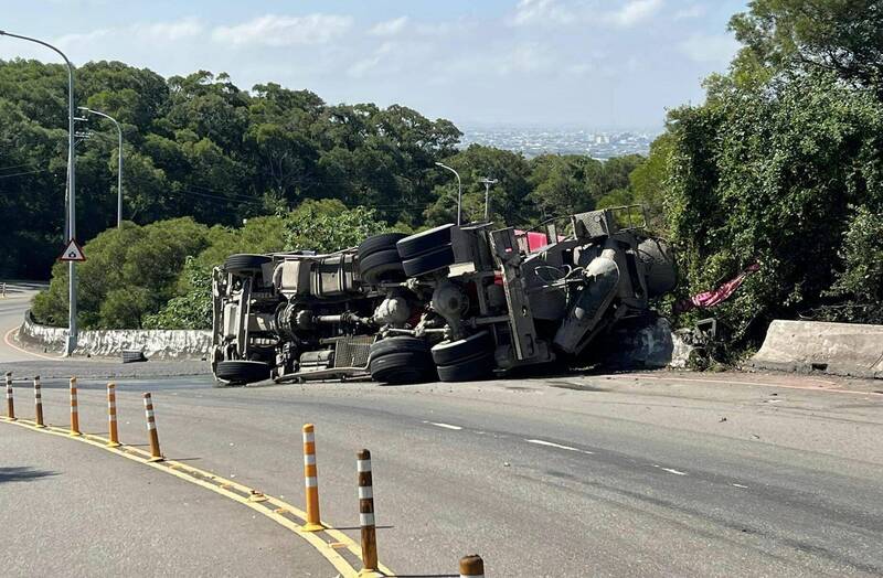台中林姓司機駕駛水泥預拌車，行經大肚區華山路下坡路段時翻覆，所幸僅小腿受傷，未波及其他人車。（擷取自臉書「咱是大肚人」）