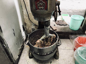 台北市衛生局11日前往紅葉鍋貼稽查,現場查有食材未覆蓋及食材未離地等7項衛生缺失事項。(台北市衛生局提供) 台北市衛生局11日前往紅葉鍋貼稽查,現場查有食材未覆蓋及食材未離地等7項衛生缺失事項。(台北市衛生局提供)