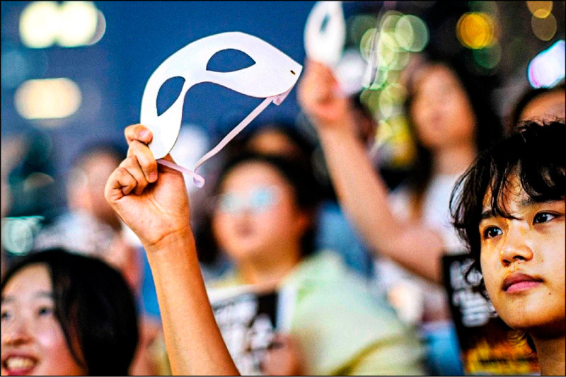 在首爾舉行反對深度偽造色情的抗議活動。人工智慧生成的露骨圖像,在南韓廣泛流傳。(法新社) 在首爾舉行反對深度偽造色情的抗議活動。人工智慧生成的露骨圖像,在南韓廣泛流傳。(法新社)