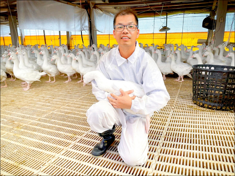 推動循環農業與智慧養殖的蔡英地,獲選全國十大神農。(雲縣農業處提供) 推動循環農業與智慧養殖的蔡英地,獲選全國十大神農。(雲縣農業處提供)