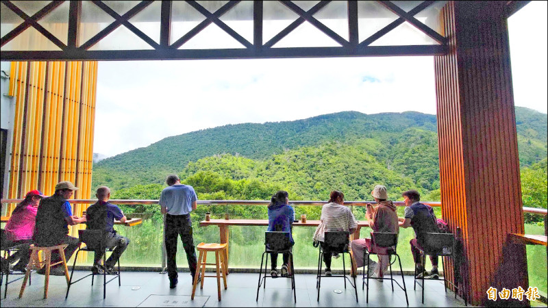 拉拉山國家森林遊樂區11日起採局部開放，在遊客中心即可遠眺山林風光，且有餐食及飲料服務。（記者李容萍攝）