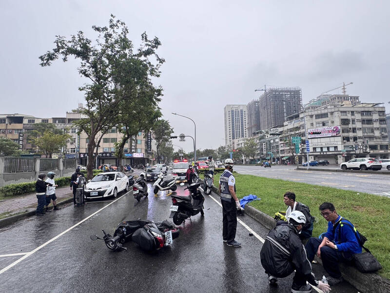 高市三民區上班尖峰6機車追撞2人受傷送醫，6人酒測值均0肇因待查。（民眾提供）