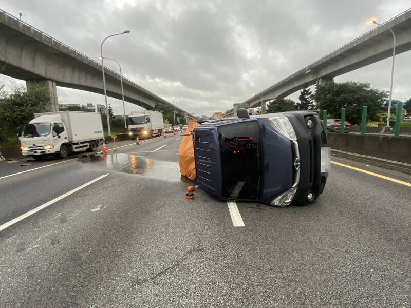 国1杨梅路段今晨大塞原因曝，高公局委外缓撞车被撞、波及另1货车。（记者李容萍翻摄）