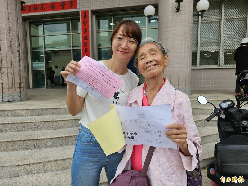 「鹿港小吃宴」升級版「鹿溪宴」有多搶手？連95歲蕭姓阿嬤與美女議員施佩妤也來排隊。（記者劉曉欣攝）