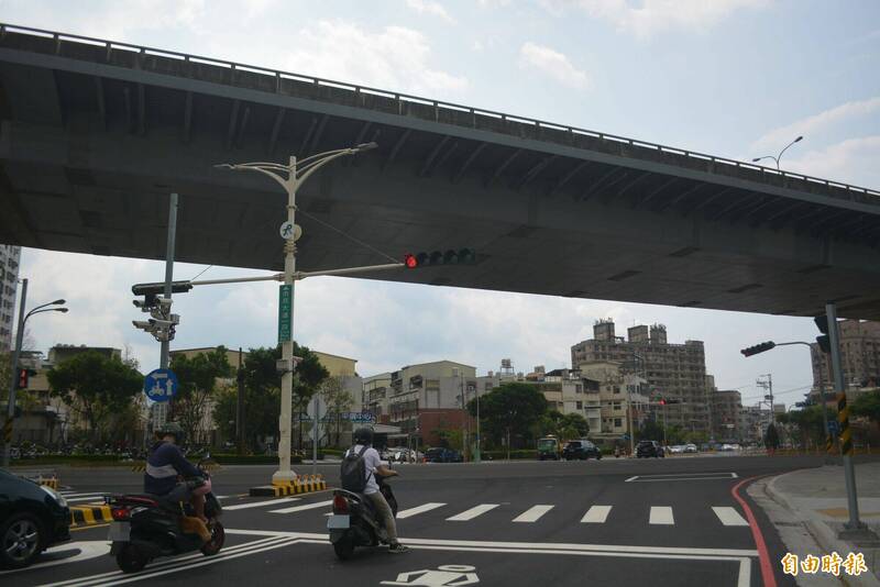 市警局交大在太平区市民大道、环中东路口新增一处科技执法，预计将从12月1日执法。（记者陈建志摄）