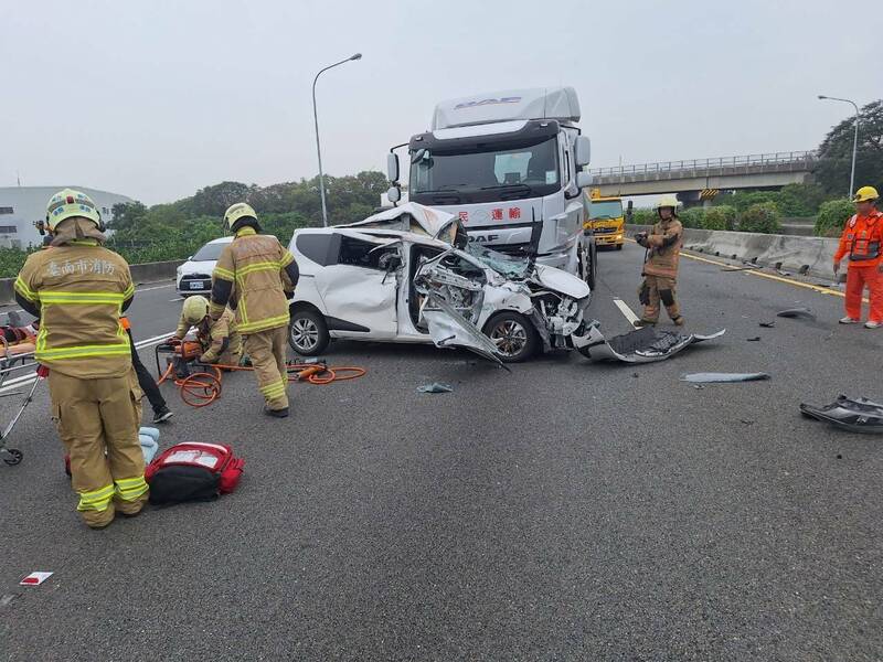 2辆自小客、1辆大货车与1辆空槽车，今日上午在国道中山高麻豆交流道出口前发生追撞，4人轻重伤，幸意识清楚送医救治，肇事原因仍待调查。（民众提供）