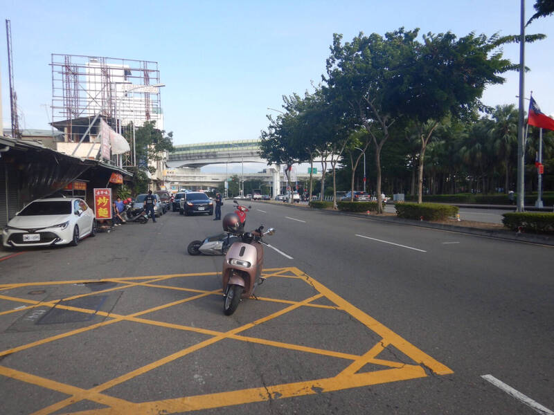 台中街头鸽子优雅漫步，竟引发3机车连环车祸。（警方提供）