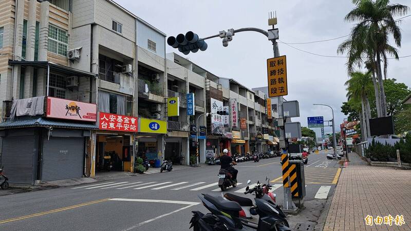 台东商校前的正气路实施科技执法，大幅改善交通，却大减人潮，缩了店家荷包。（记者黄明堂摄）