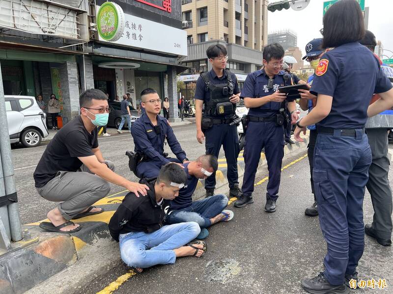 台南市六分局員警先後連開6槍，逮捕兩名逃逸的詐騙監控車手。（記者王俊忠攝）