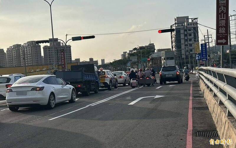 台中烏日中山路、高鐵東路口，近日將外側車道改成右轉專用道，民眾抱怨與騎車習慣不同，讓人霧煞煞。（記者陳建志攝）