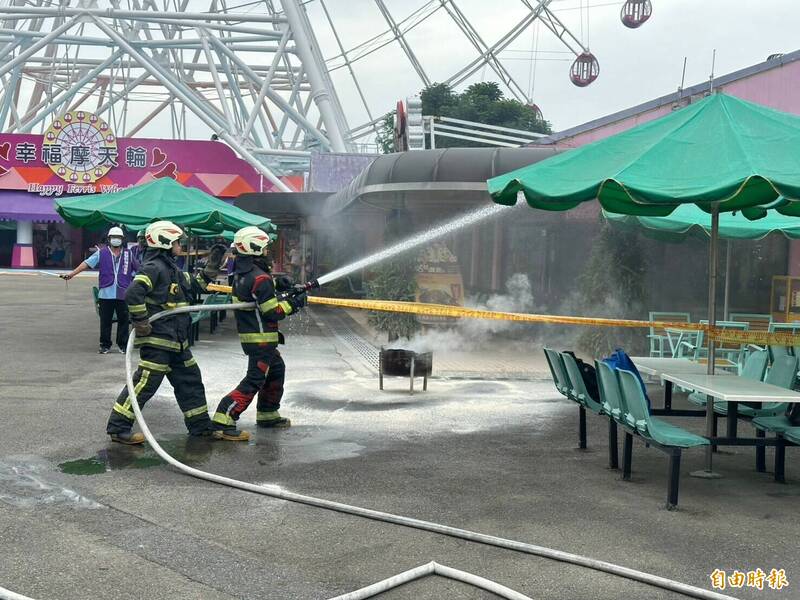 云林县府、剑湖山世界今天办理大量伤患应变演练，模拟发生地震园区餐厅失火救灾、疏散状况，过程逼真。（记者黄淑莉摄）