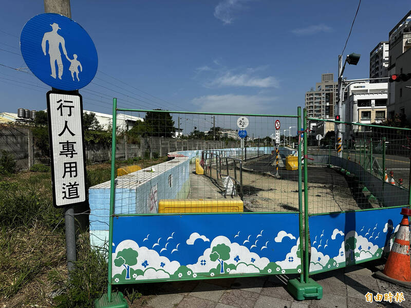 台南永康東橋一路自行車及行人專用道正在施工中，預計 12月上旬開放機車通行。（記者劉婉君攝）