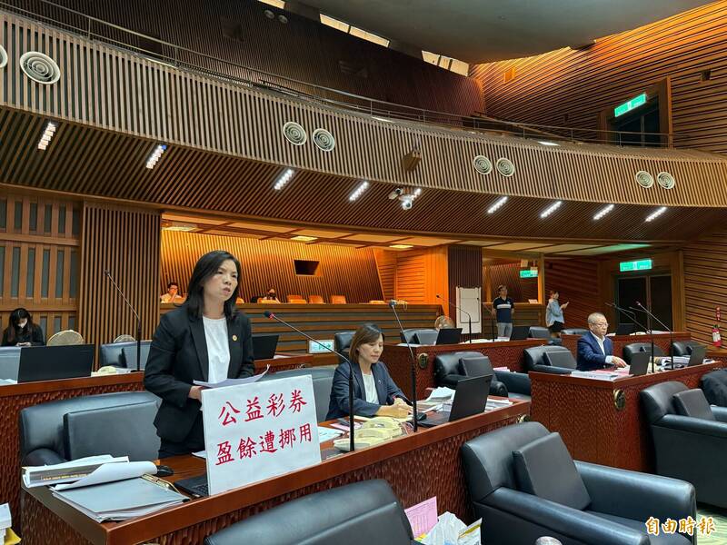 宜蘭縣議員林麗（左1）等人今天下午在議會抨擊縣府違規挪用公益彩券盈餘，讓未符合補助條件的社區到外縣市參訪，影響公正性，要求政風處送監察院調查。（記者王峻祺攝）