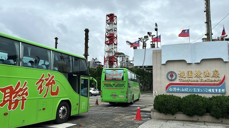 桃園環保局針對中油桃園煉油廠，啟動「包公車」總體檢。（環保局提供）