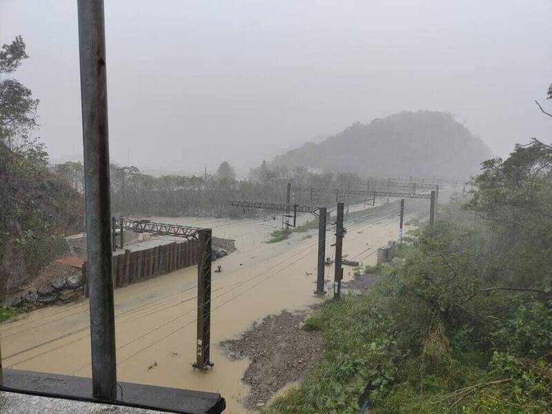 宜蘭遭雨彈襲擊，各地淹水災情陸續傳出，新馬與蘇澳新站台鐵路段，水淹過軌面導致雙線不通，宜蘭縣立南澳高級中學附設進修部考量師生安全，宣布今晚6點起停止上班、上課。（台鐵提供）