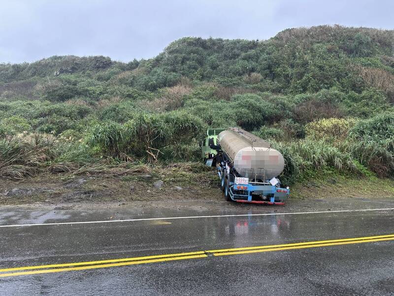 化学槽车疑因天雨路滑，冲入对向边坡，所幸未造成严重伤亡。（记者吴升儒翻摄）