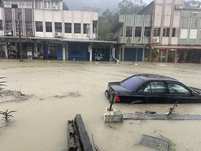 宜蘭縣蘇澳暴雨馬路變成汪洋，水淹半個車身。（圖由讀者提供）