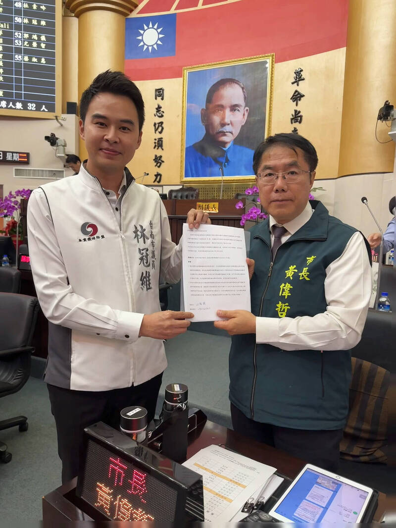 台南市長黃偉哲（右）收下南市議員林冠維（左）的陳情書。（林冠維提供）