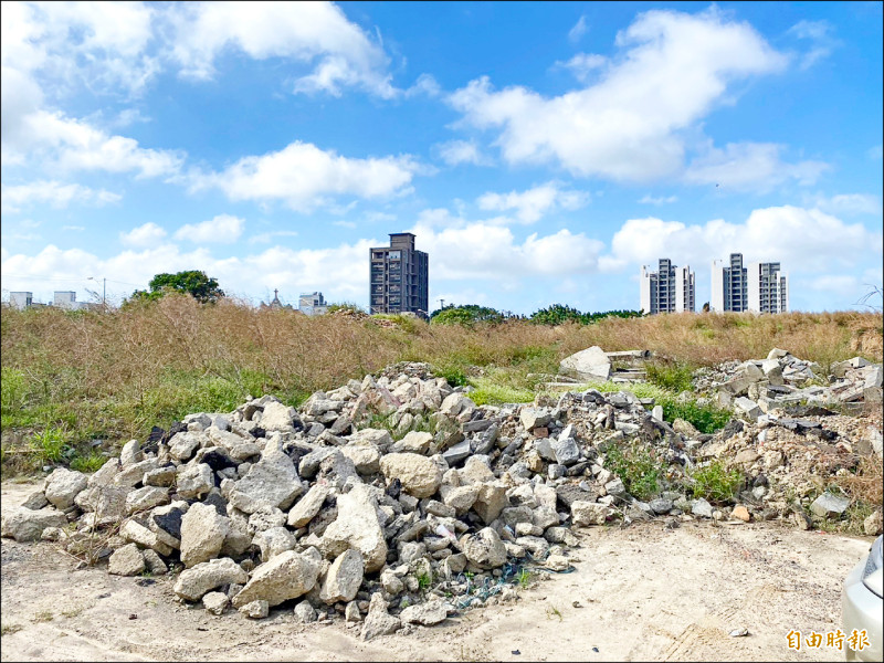 瓦礫長年堆置在樹林頭公園附近空地引發民怨。（記者蔡彰盛攝）