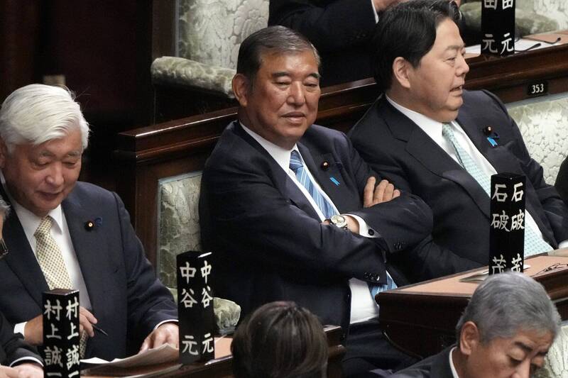 日本首相石破茂順利連任，民調也大幅回升。（美聯社）
