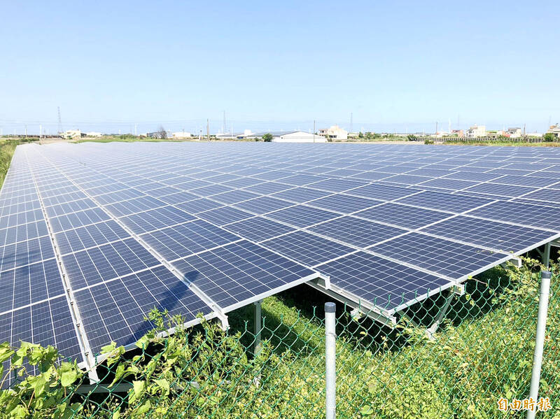 
A solar farm in Changhua County is pictured in an undated photoghraph.
Photo: Chang Tsung-chiu, Taipei Times