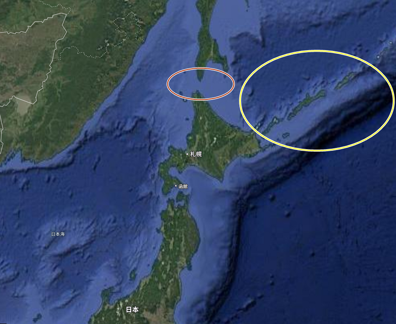 日本防衛省統合幕僚監部近日偵搜到4艘俄國海軍艦艇通過北海道北方的宗谷海峽（紅圈處）。黃圈處為日俄存在主群爭議的北方四島。（圖翻攝自Goole地圖）