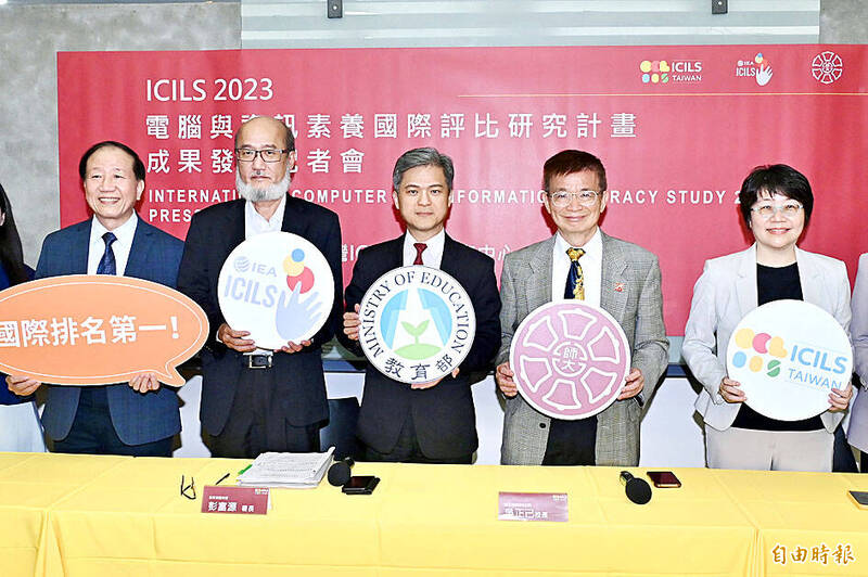 
National Taiwan Normal University professor Tsai Meng-jung, right, holds a placard alongside others at a news conference hosted by the Minsitry of Education in Taipei yesterday.
Photo: Tu Chien-jung, Taipei Times