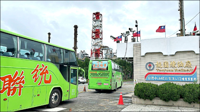 環保局針對中油桃園煉油廠啟動「包公車」總體檢。（環保局提供）