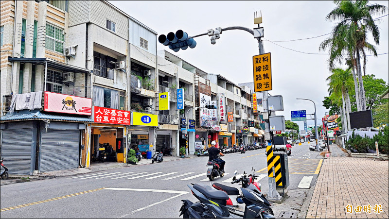 台東商校前的正氣路實施科技執法，大幅改善交通，卻人潮大減。（記者黃明堂攝）