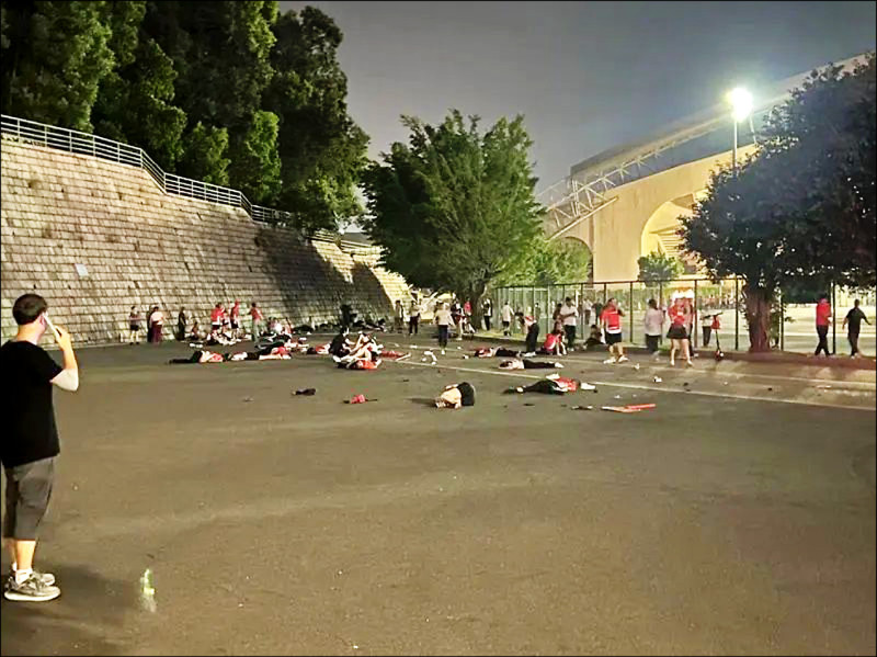 中國廣東省珠海市體育中心11日晚間發生汽車衝撞事件，目前已造成35人死亡、43人受傷。（圖取自X平台）