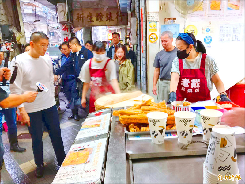 基隆孝三路餐飲店家屢遭檢舉占用騎樓，市長謝國樑勘查。（記者盧賢秀攝）