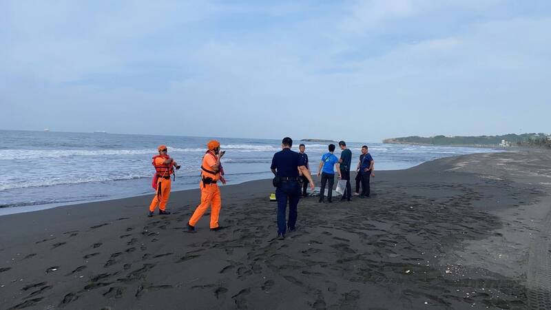 旗津海岸公園近貝殼館一帶，今早發現1名老翁疑似晨泳溺斃。（民眾提供）