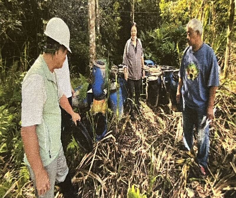 新竹縣橫山鄉南昌橋跨頭前溪上游的上坪溪，逾5年前卻遭不肖人士棄置45桶不明廢液桶廢棄物，迄今仍躺在原地，縣議員楊昌德強烈要求縣府在3個月內全部清除完畢。（楊昌德提供）