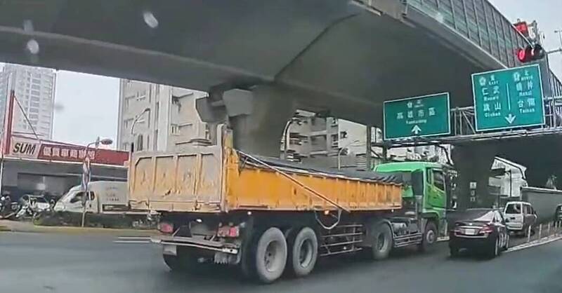 砂石車（左）與黑色轎車（右）發生車禍，雙雙離開現場。（讀者提供）