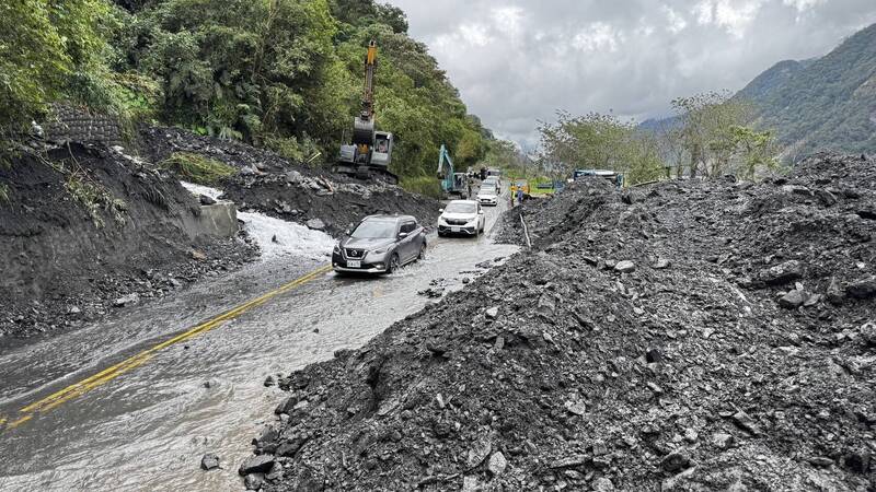 宜蘭縣偏遠學校19所，有鑑於風災斷路及通行不便等道路安全問題，宜蘭縣教師職業工會建請縣府，為偏遠教職員工投保傷害險及適度補貼油費或交通費，縣府允諾研議可行性。（宜蘭縣教師職業工會提供）