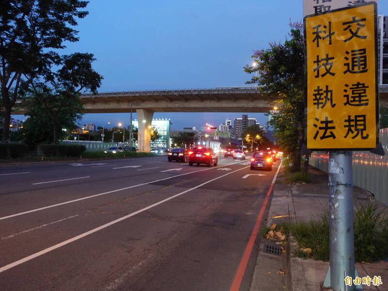 台中市北屯區環中東路與太原路口的科技執法設備，今年1至10月共開罰7319件，平均每天逾24張罰單，是台中市開罰件數最高的科技執法設施，車禍事故減少21.88％。（記者張瑞楨攝）