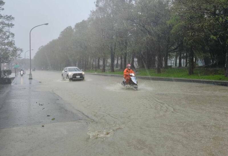 羅東運動公園四維路路面積水，騎士涉水經過險象環生。（北成里長羅暳鎂提供）