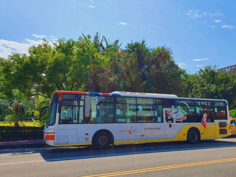 台中市觀旅局推出台灣好行台中時尚城中城線等4款專屬套票。（圖由觀旅局提供）