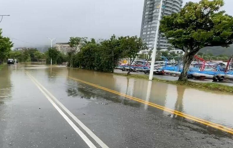 宜蘭頭城昨天及今天持續降雨，位於烏石港旁的港墘路、轉運站及蘭陽博物館附近陸續出現淹水情況，其中又以港墘路最嚴重，部分路段水深約半個輪胎高。（民眾提供）