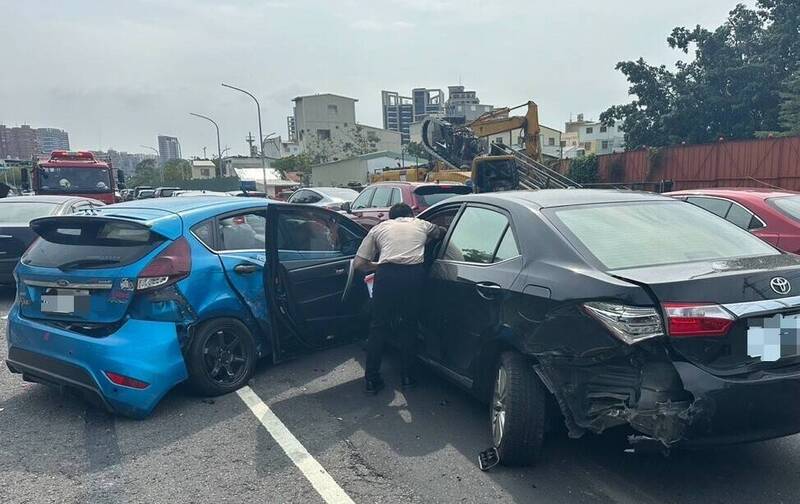 蓝色汽车（左）疑不当变换车道，酿4车连环撞4人受伤。（读者提供）