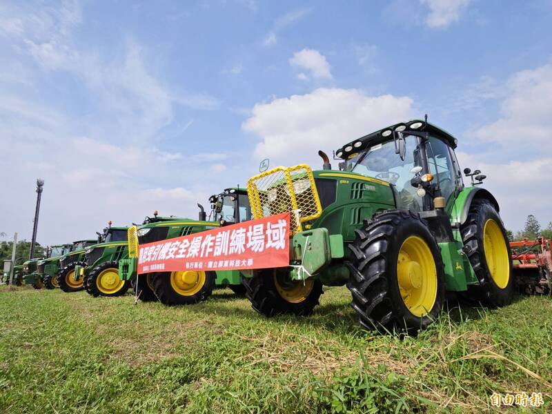 大型農機一字排開相當壯觀。（記者陳彥廷攝）