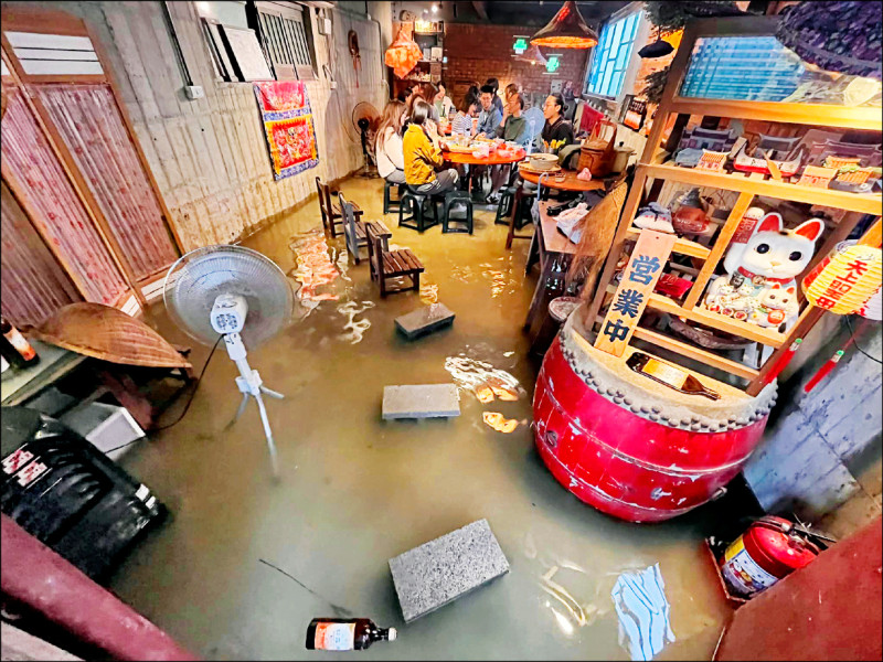 宜蘭遭雨彈襲擊，顧客淹水中用餐，成另類「流水席」。
（業者郭稟翰提供）