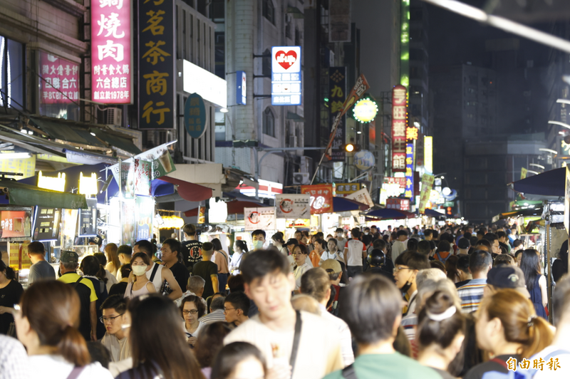 高雄每到假日，夜市總是滿滿人潮。（資料照）