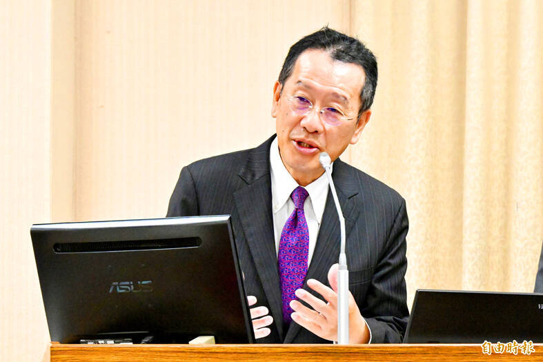 Minister of National Defense Wellington Koo speaks at the Legislative Yuan in Taipei yesterday.
Photo: George Tsorng, Taipei Times