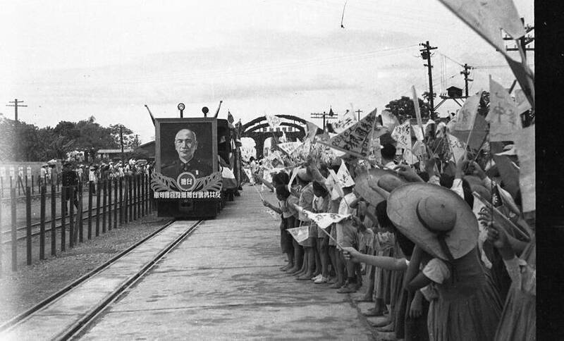 1955年當年台糖鐵路反共抗俄宣傳列車的珍貴歷史照片。（圖：台糖提供）