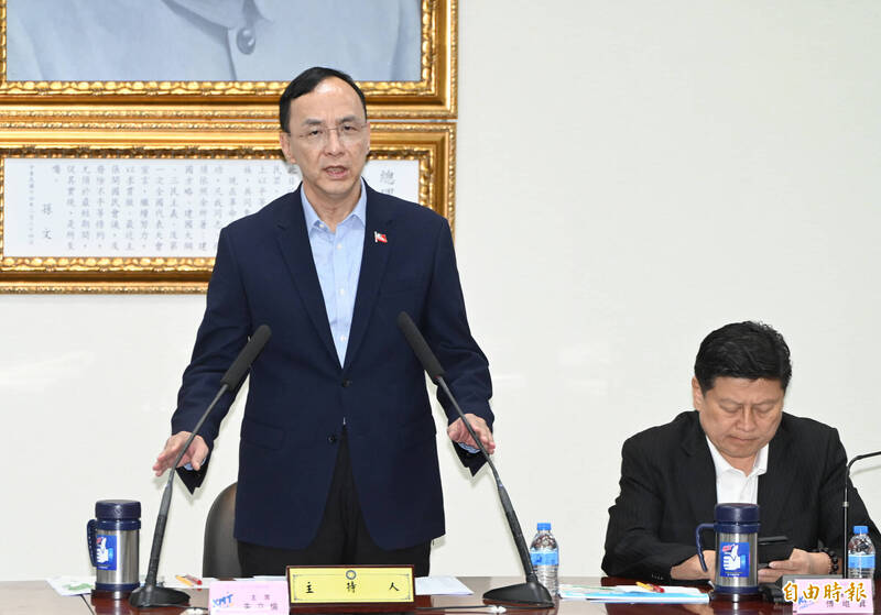 國民黨主席朱立倫今日下午主持中常會發表談話時指控民進黨，不斷抹紅在野黨，扣在野黨帽子，「非常不道德，也不民主」。（記者田裕華攝）