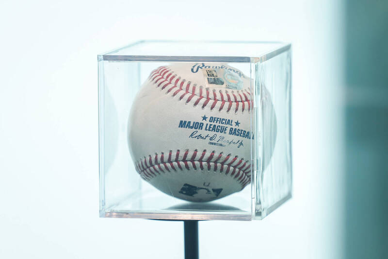 LA Dodgers slugger Shohei Ohtani’s “50-50 commemorative ball” is pictured at Taipei 101 yesterday.
Photo: Chiang Ying-ying, AP