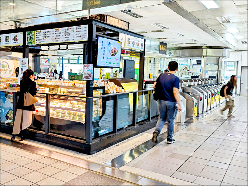 民眾可在捷運站內，從台北捷運公司與民間合作建置的商店購買食物。（記者林承鴻攝）